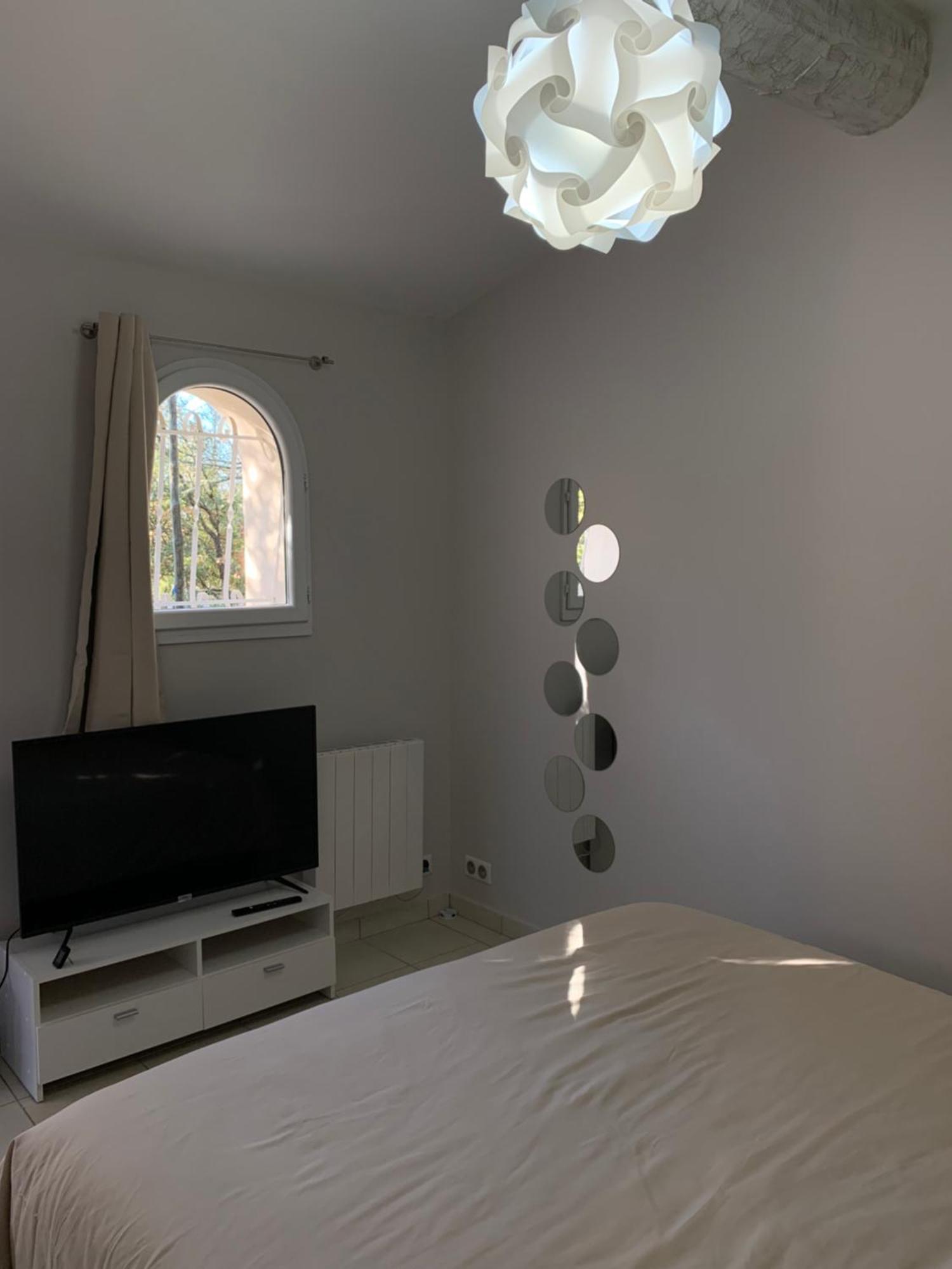 Votre Cocon En Pierre Et Son Spa En Option Gite Le Repos Des Chenes Régusse 외부 사진