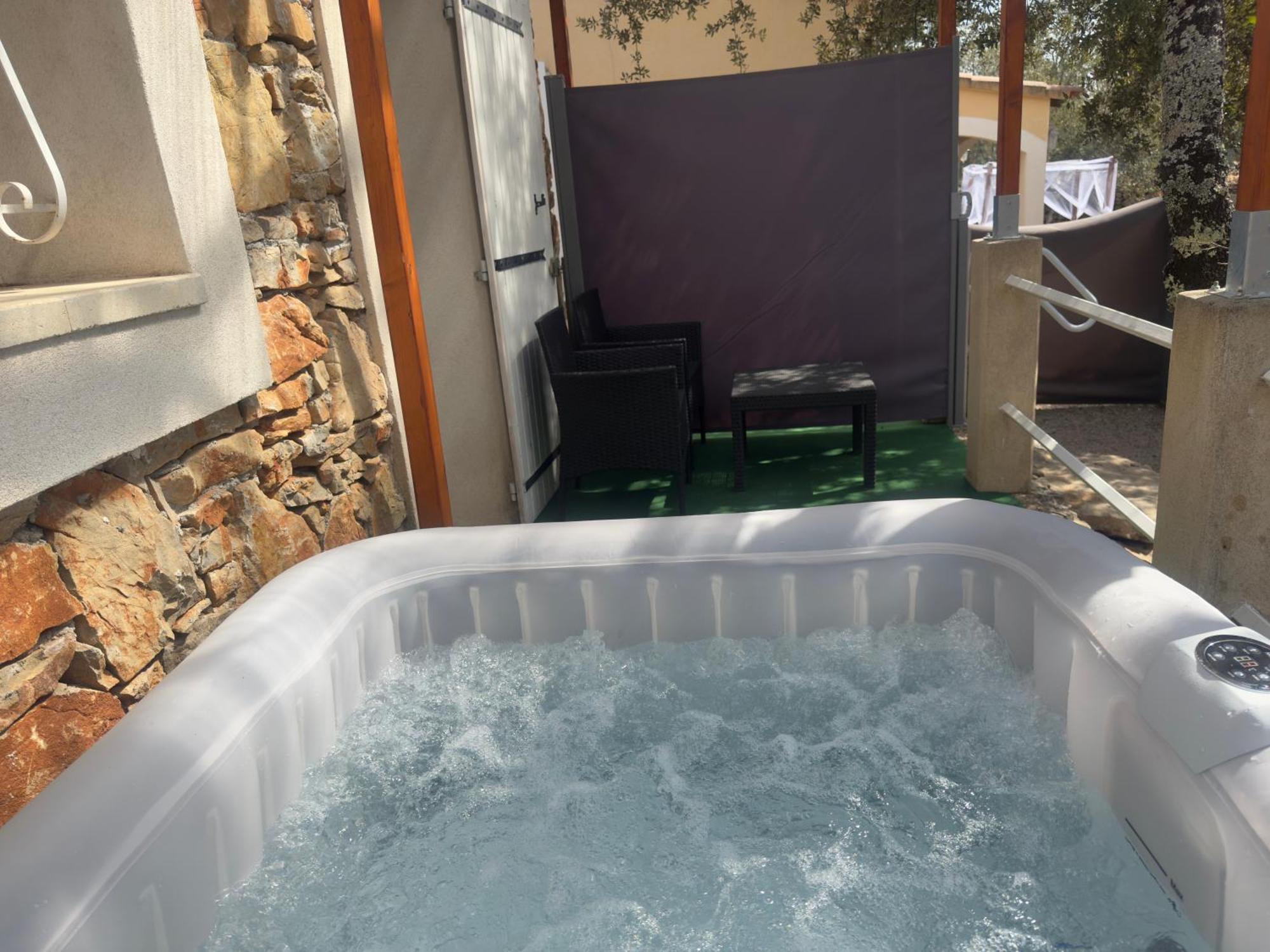 Votre Cocon En Pierre Et Son Spa En Option Gite Le Repos Des Chenes Régusse 외부 사진